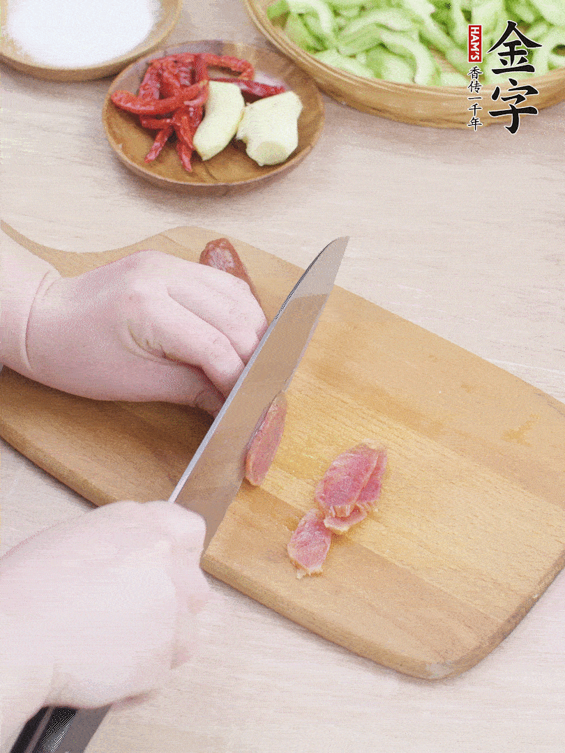 金字土香腸水煮10分鐘，切薄片。