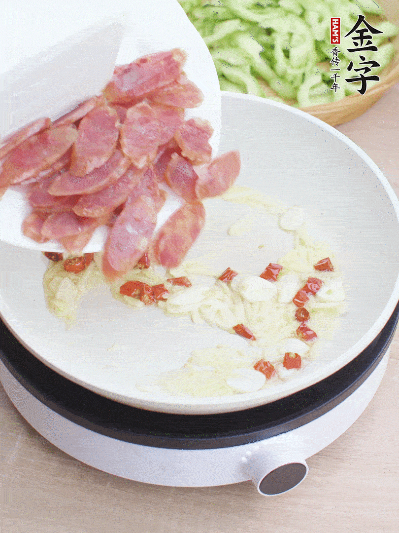 油5成熱時(shí)，姜、蒜、辣椒爆香。