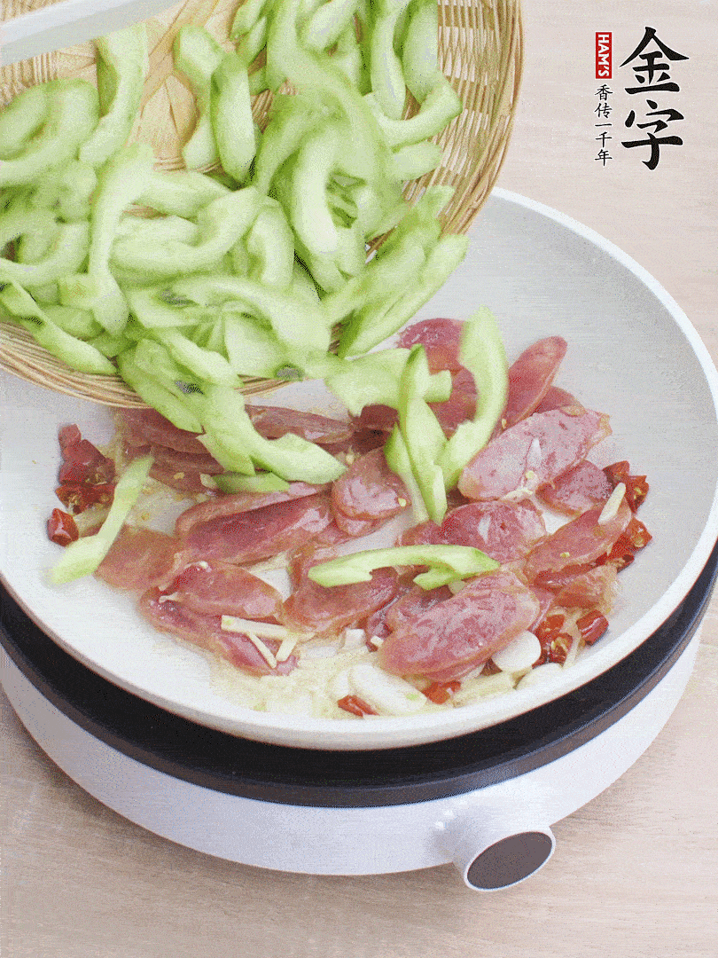 下香腸煸出油脂，放黃瓜翻炒。