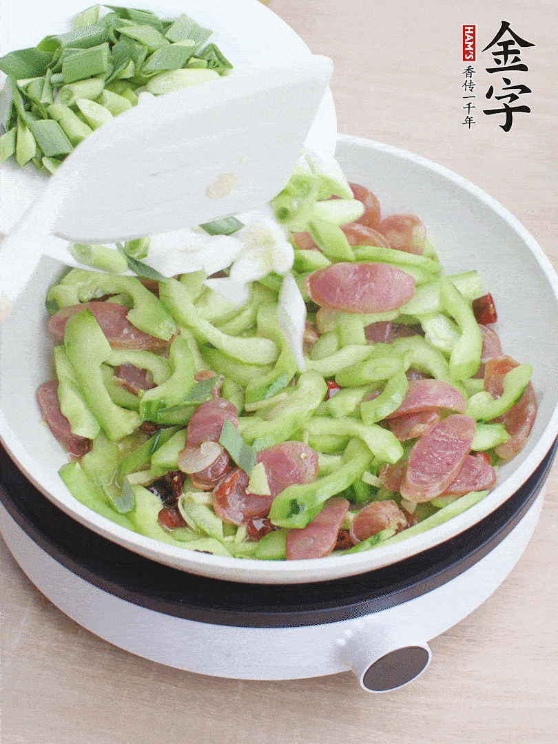 下青蒜翻炒。