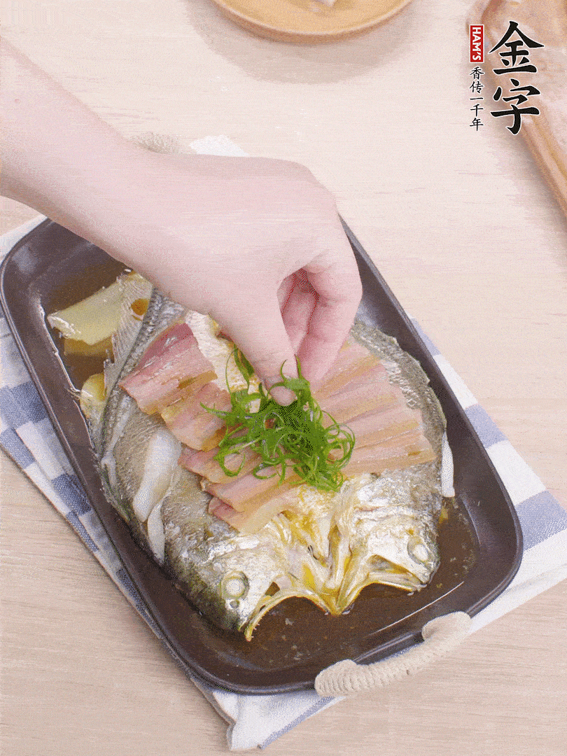 取出姜蔥，淋2勺蒸魚豉油，擺蔥絲。