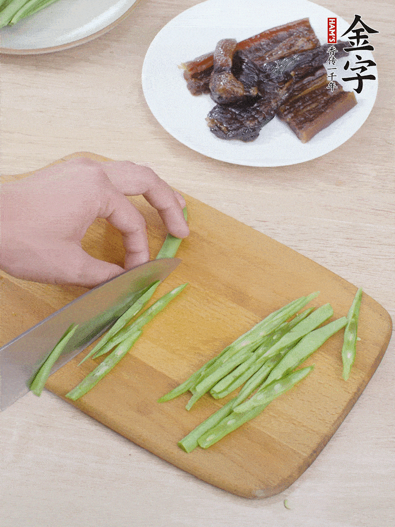 四季豆切絲。