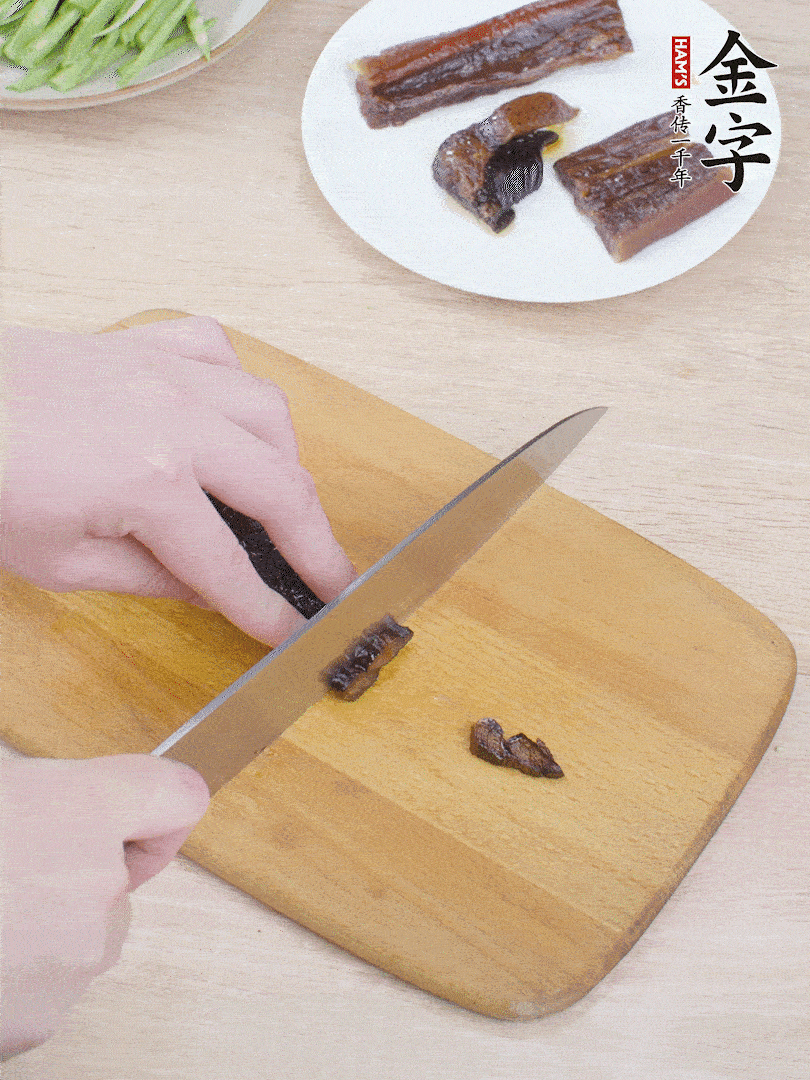 提前煮好的金字醬油肉切片。