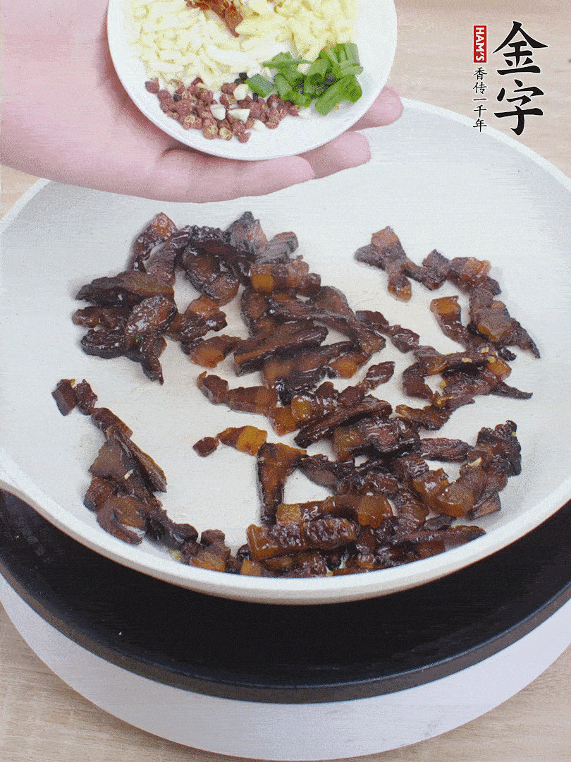 下蔥姜蒜、干辣椒、花椒粒炒香。