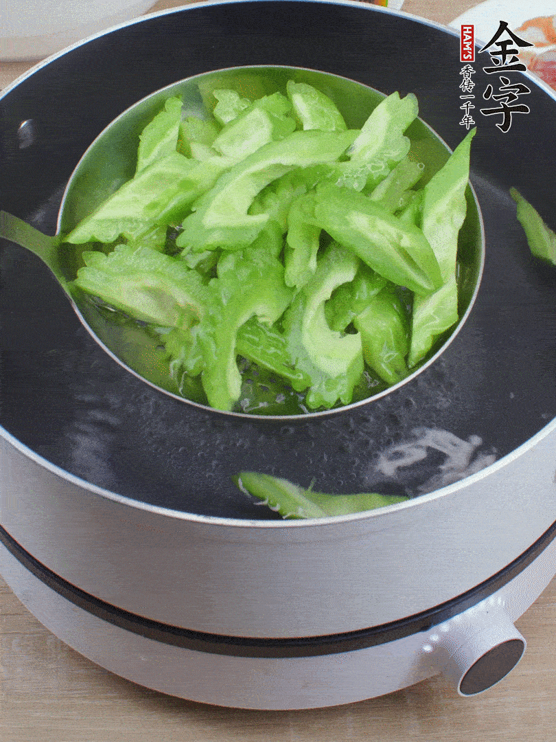苦瓜去瓤切小塊，開水中加鹽汆燙30秒。