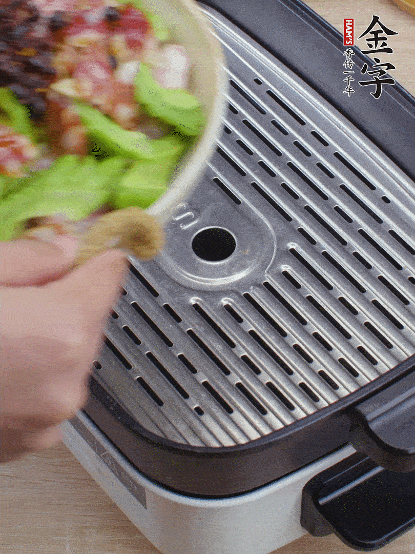 小排、苦瓜、香腸依次碼入，撒上豆豉蒸25分鐘。