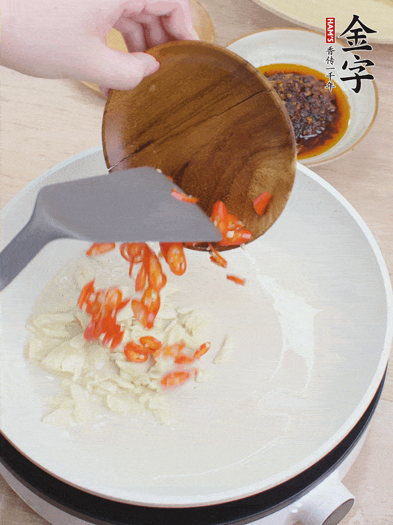 油熱煸香蒜末、辣椒。