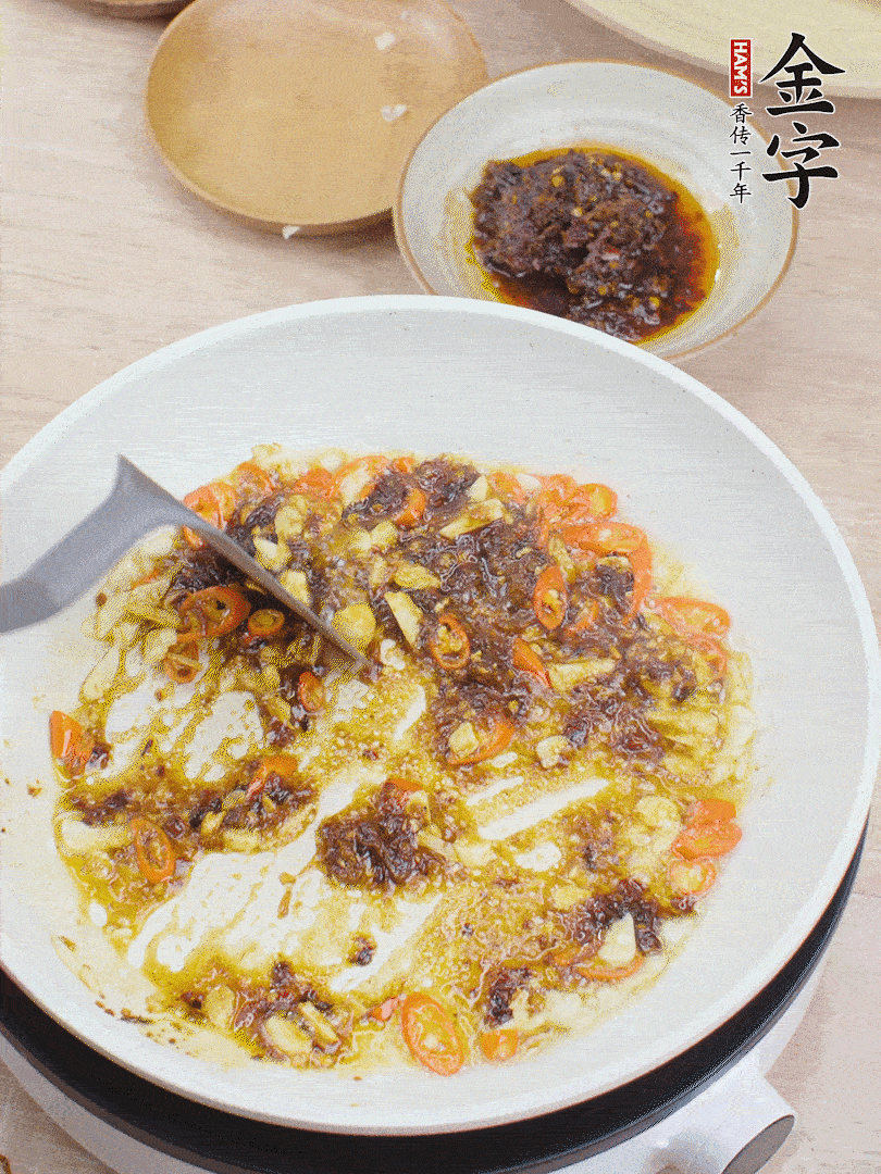 金字火腿干貝醬1勺翻炒均勻。