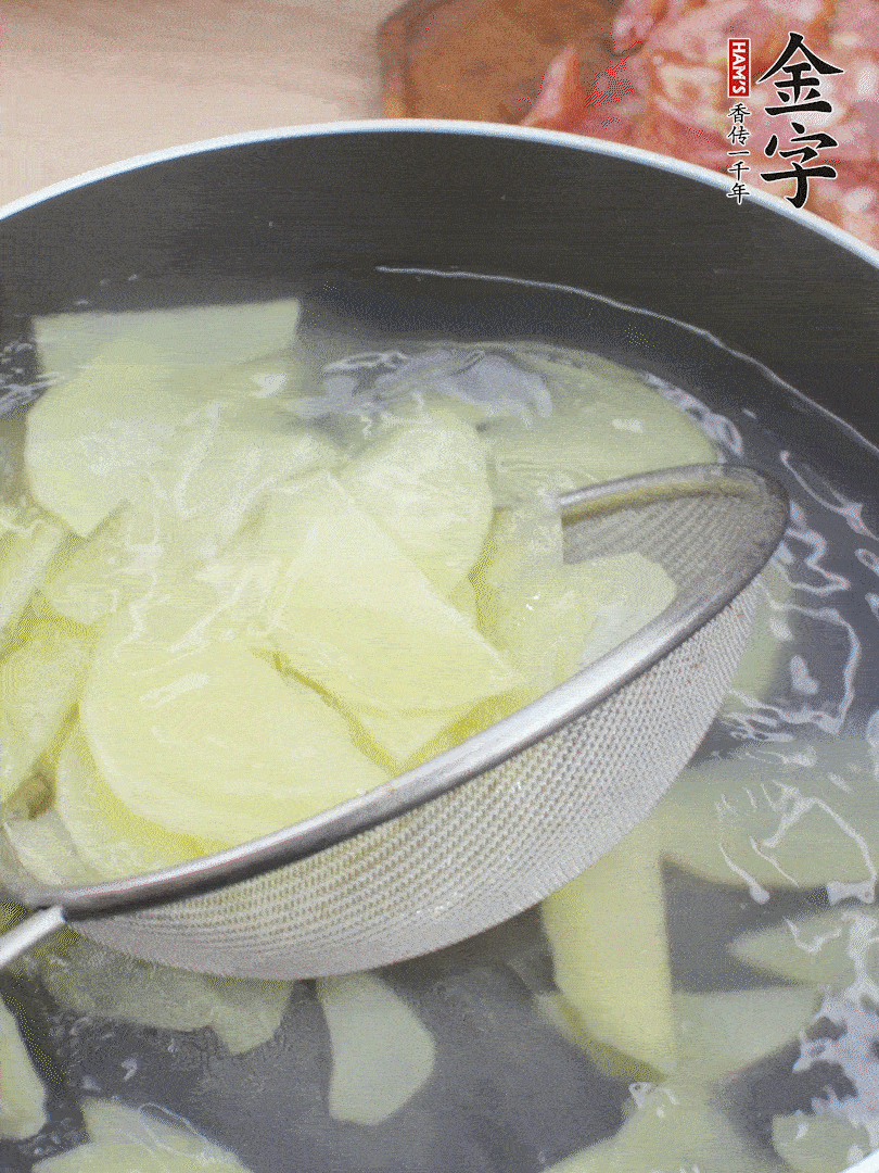 土豆去皮切片，汆燙1分鐘。香腸切薄片。