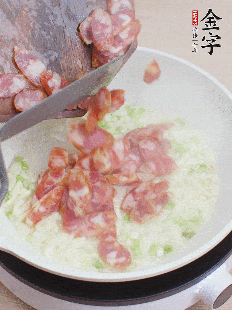 油5成熱，蒜末、蔥白爆香，下香腸炒出香味。