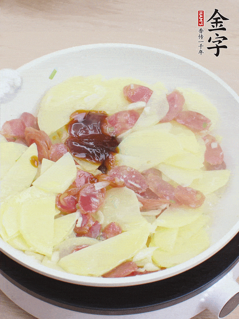 下土豆片，1勺生抽、1勺蠔油、1/3勺鹽、1/3勺糖炒至入味。