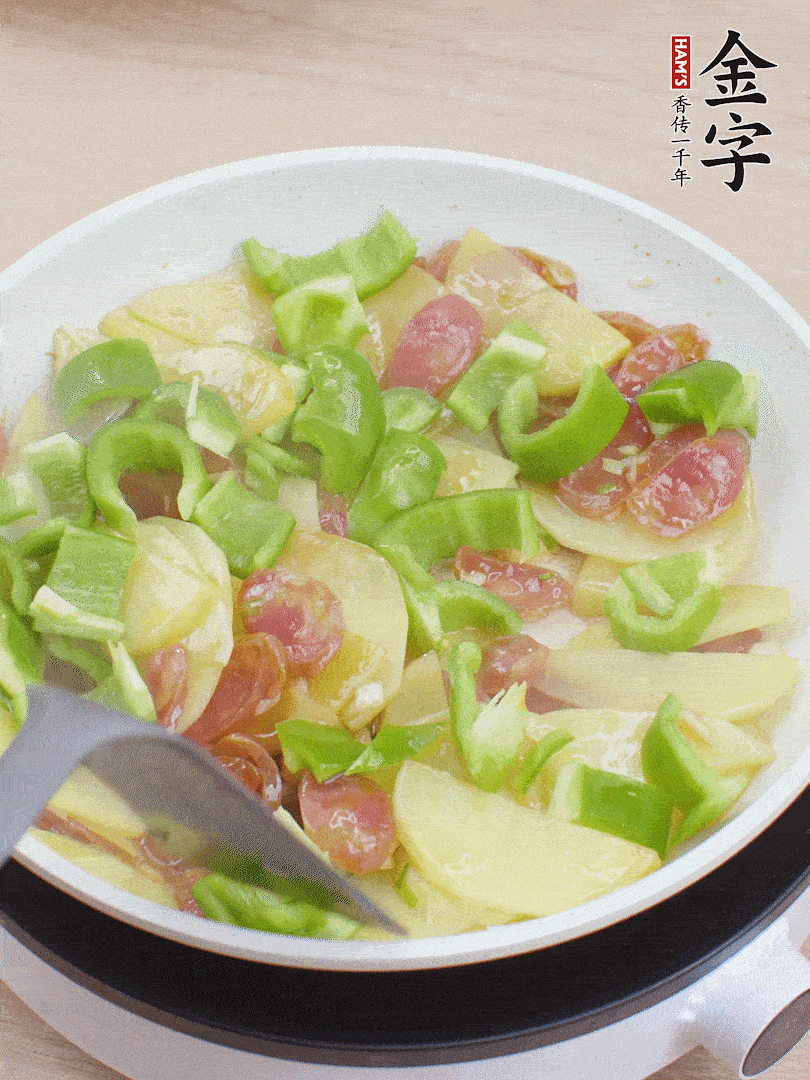 下辣椒翻炒1分鐘。