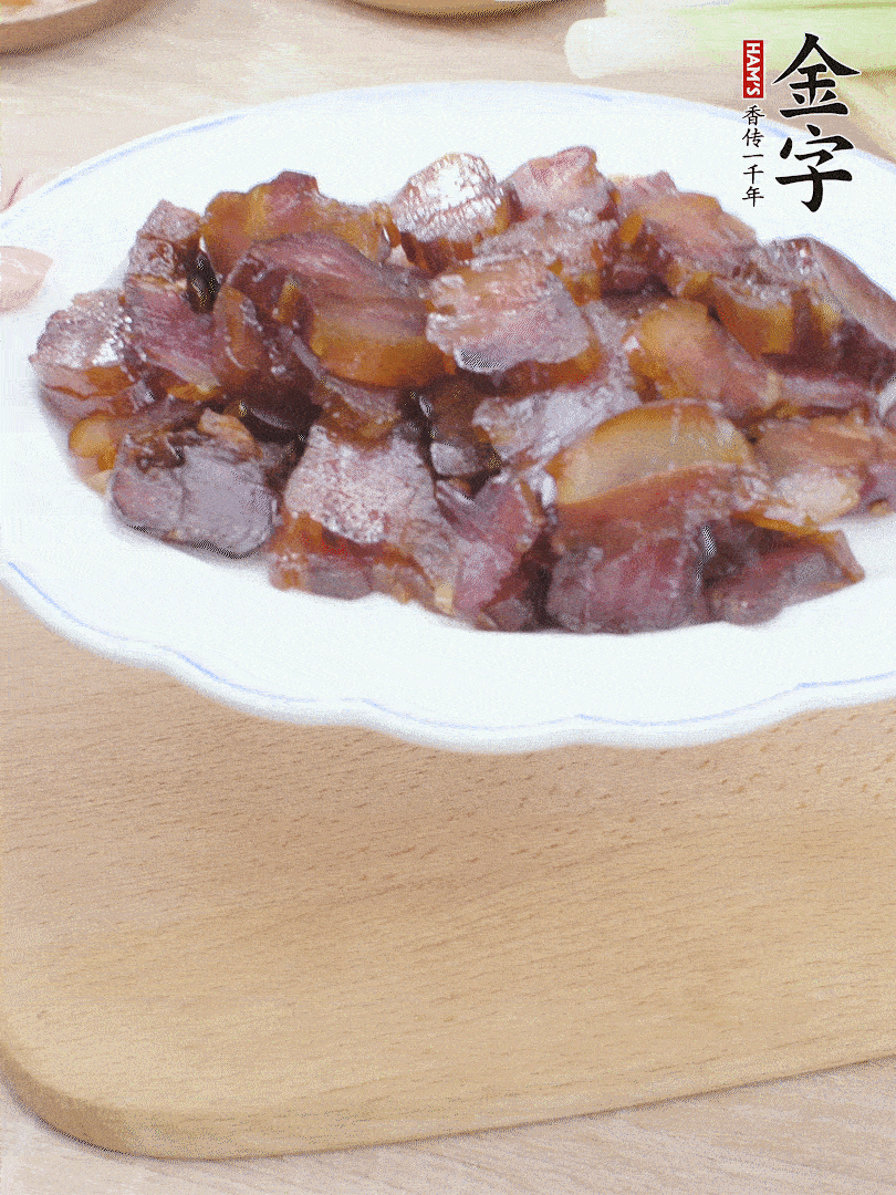 金字醬油肉水煮15分鐘，切薄片。