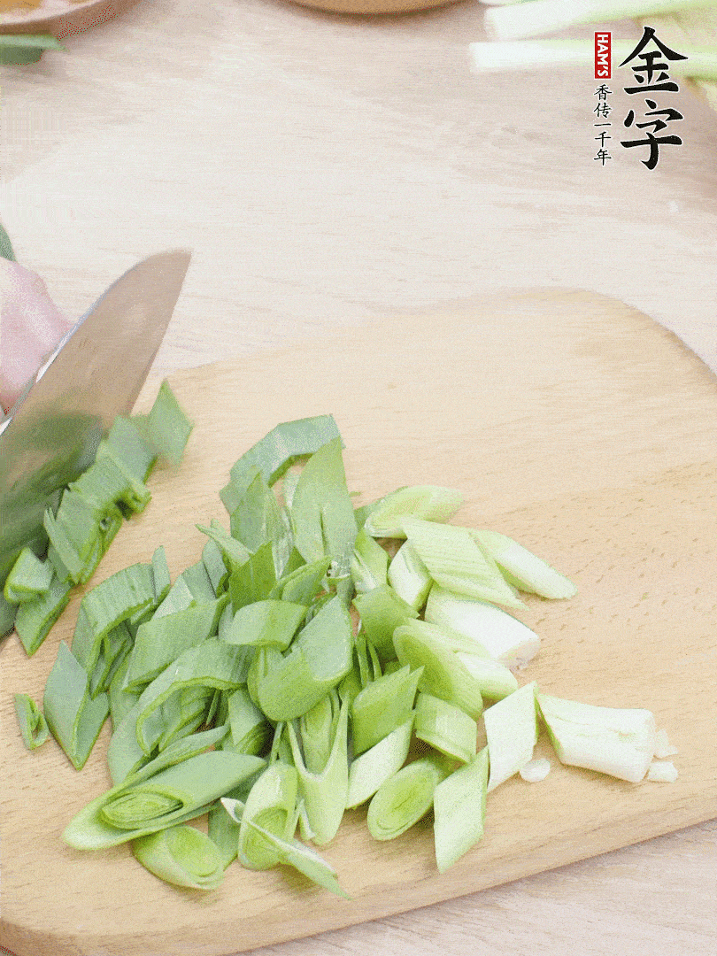青蒜切段。（蒜白可以拍一下，再斜著切）
