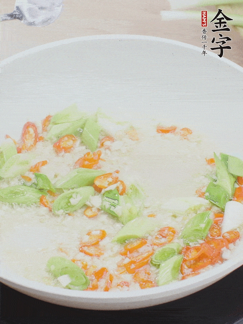 油5成熱時(shí)，下蒜末、辣椒、蒜白煸炒。