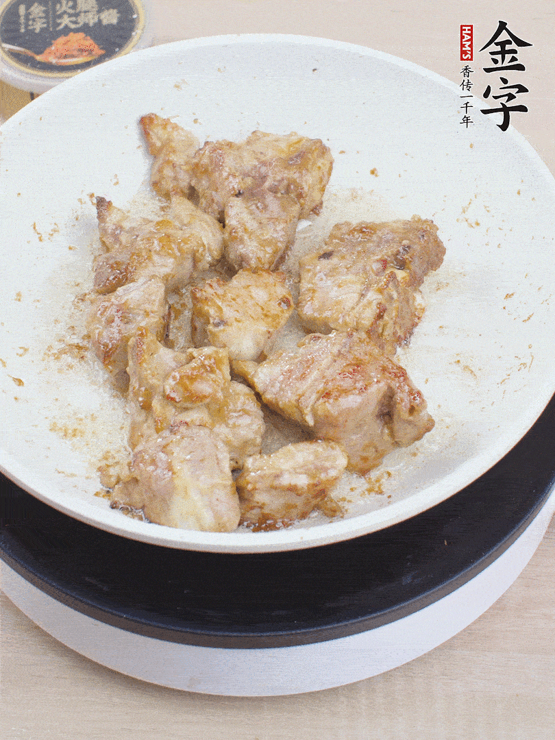 油4成熱，下小排煎炒至邊緣微微發(fā)焦。