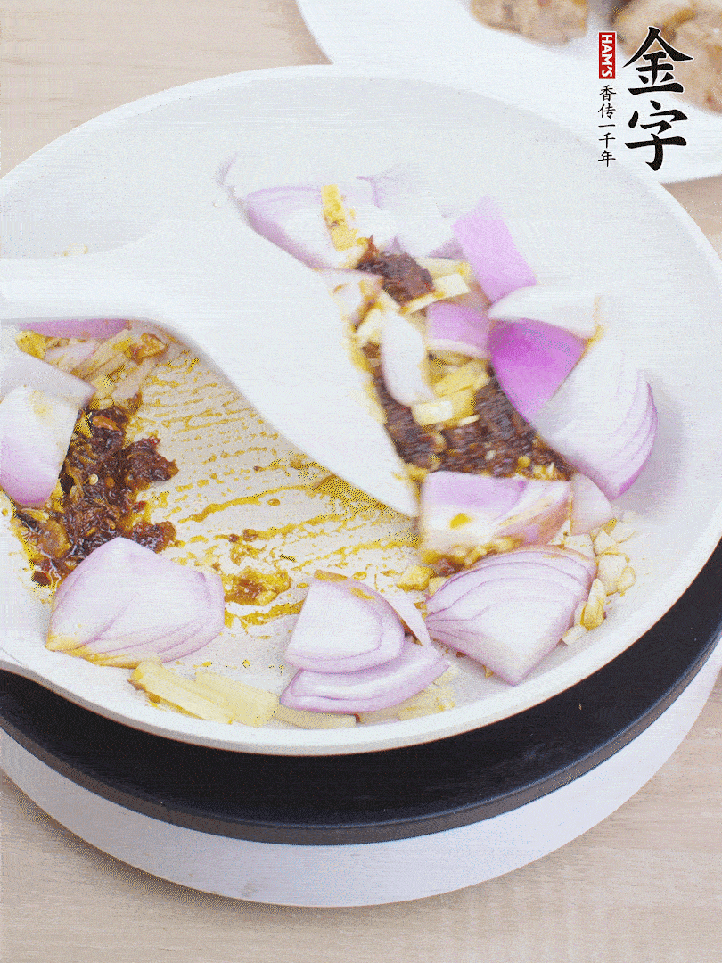 另起一鍋，姜、蒜末、1勺金字火腿大師醬、洋蔥塊炒香。