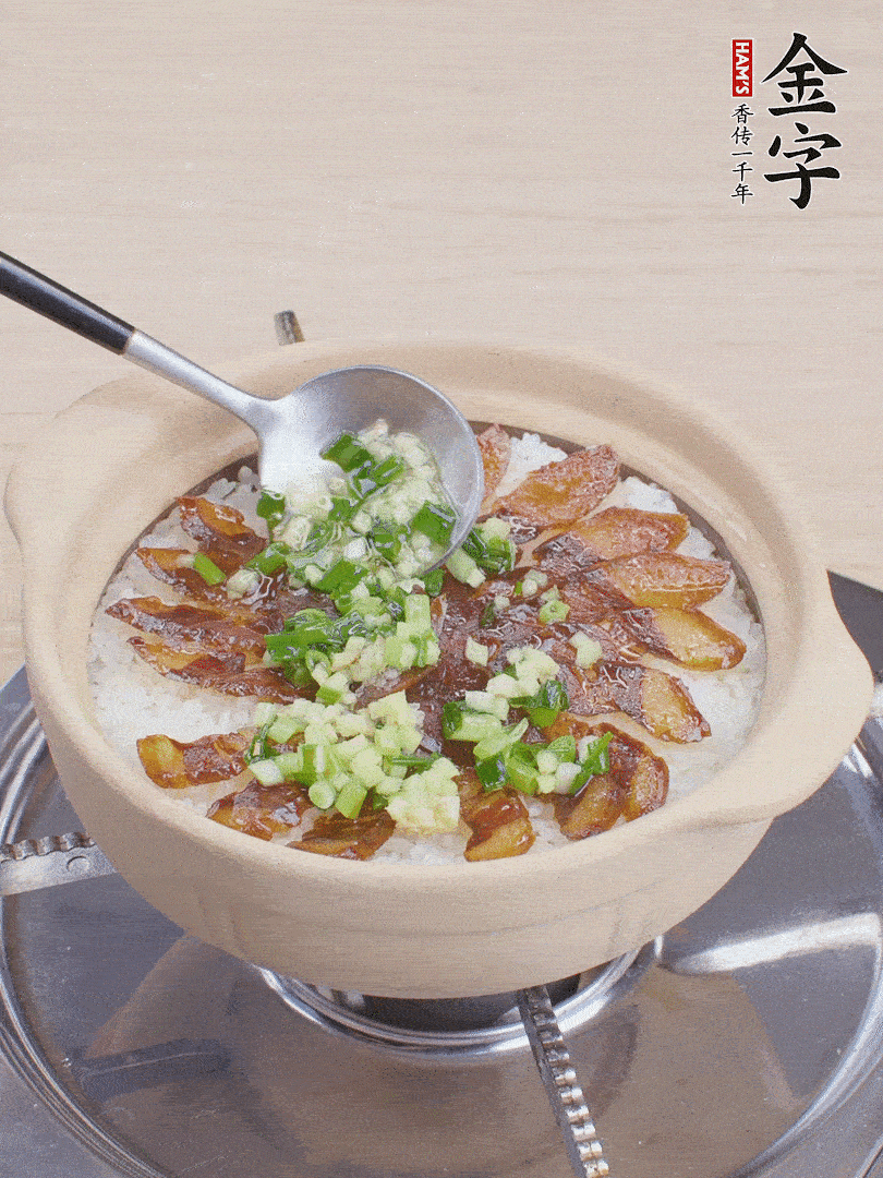 倒蔥姜醬再燜1分鐘。（也可以淋點生抽）