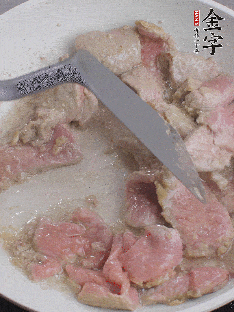 鍋中少油，下牛肉炒至變色。（盛出來）