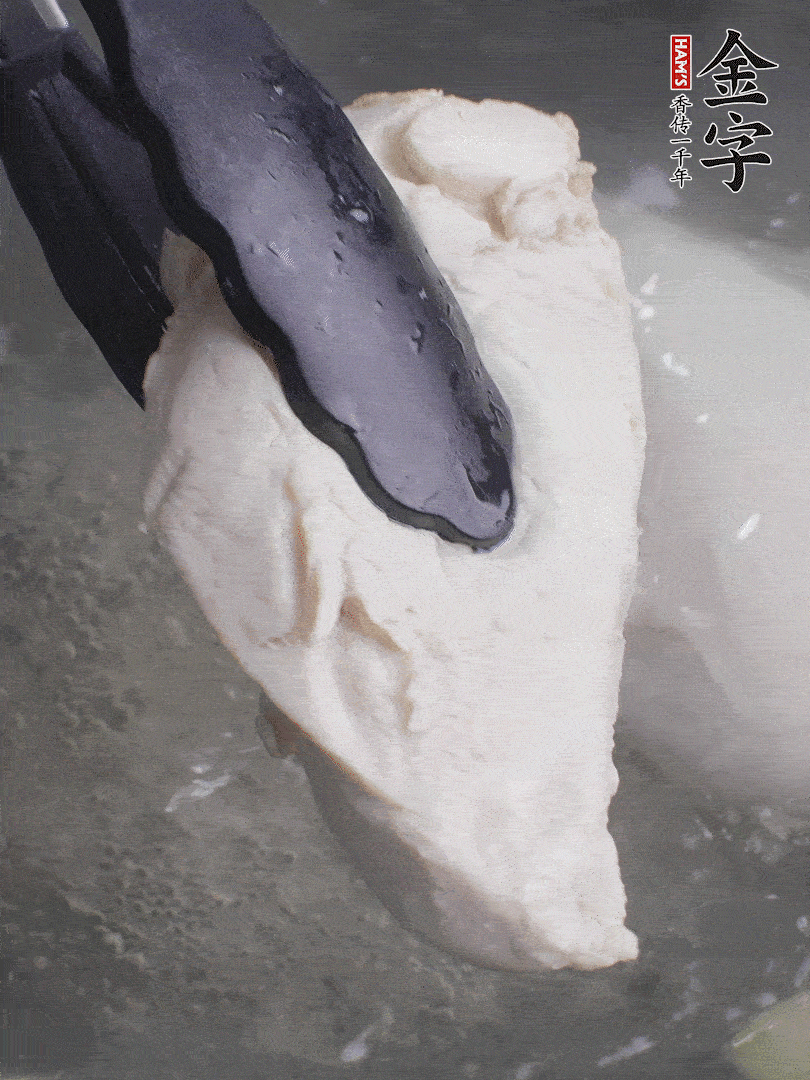 雞胸肉冷水下鍋，加姜片煮熟。過冰水撕成細(xì)絲。