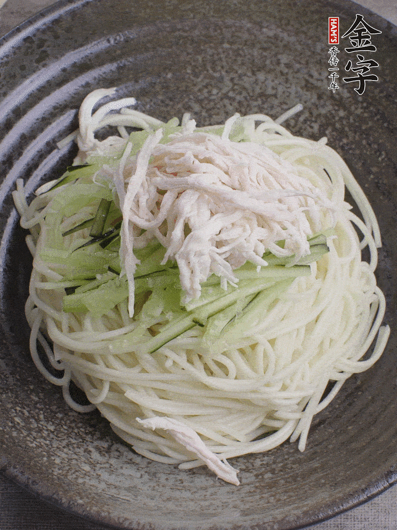 堿水面（熟）倒入大碗中，鋪上黃瓜絲、雞絲。