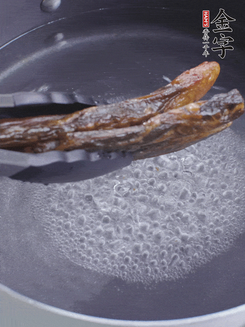 金字醬油肉水煮15分鐘，切薄片。