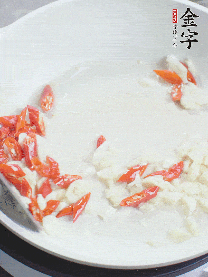 冷鍋熱油，下辣椒、大蒜煸香。