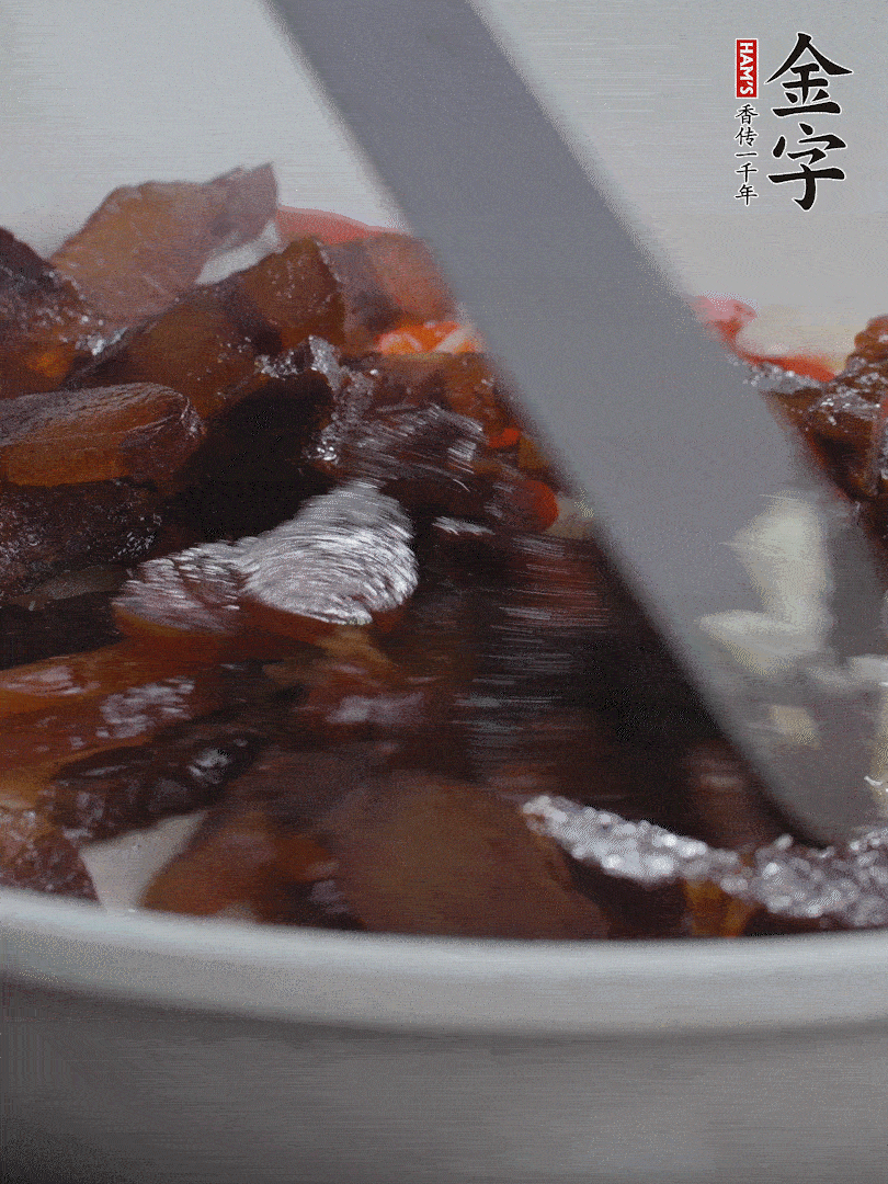 下醬油肉，煸出油脂。