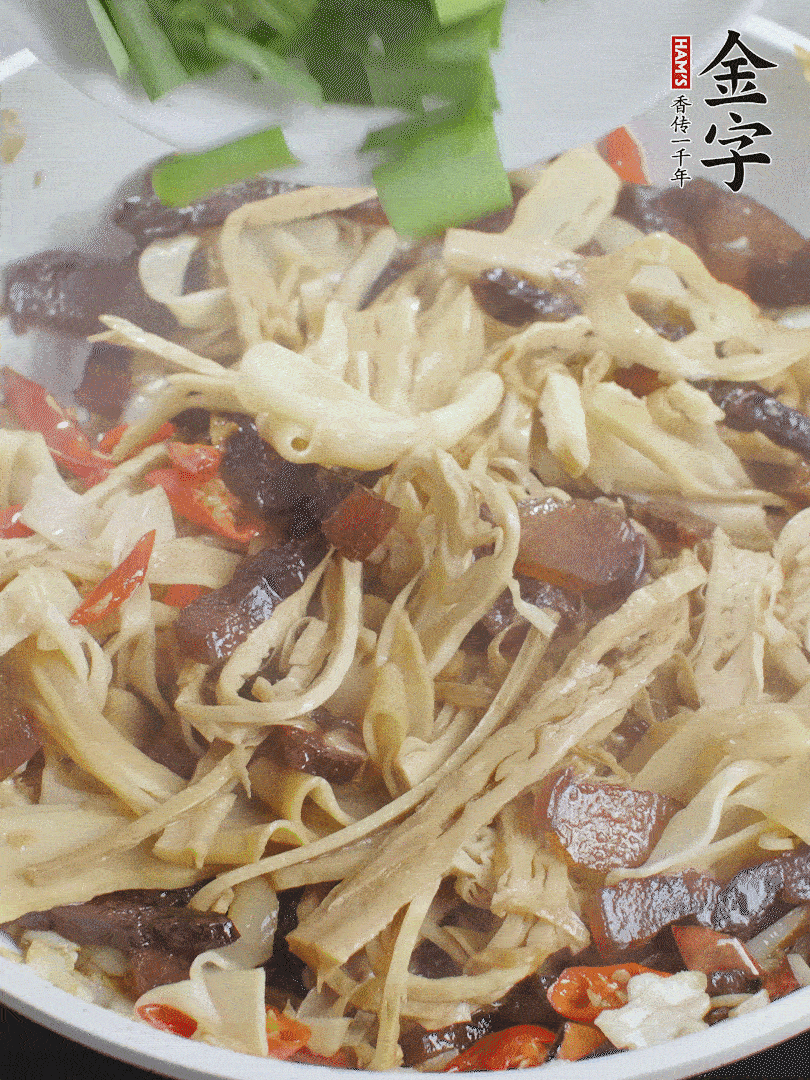 翻炒均勻，下蒜葉。