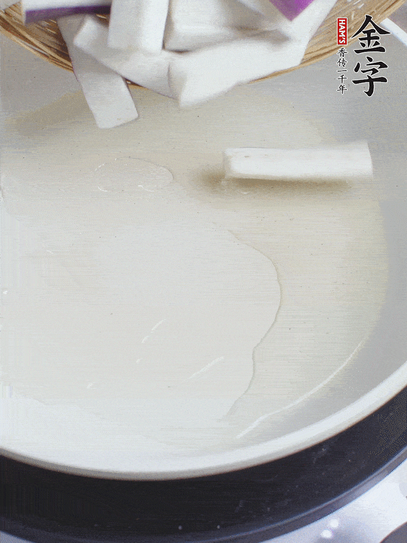 杭茄洗凈去蒂，縱向剖成4份，切成長10cm左右的段。白洋蔥切絲?？谀⑾磧羧サ舯?。紅椒切菱形片。