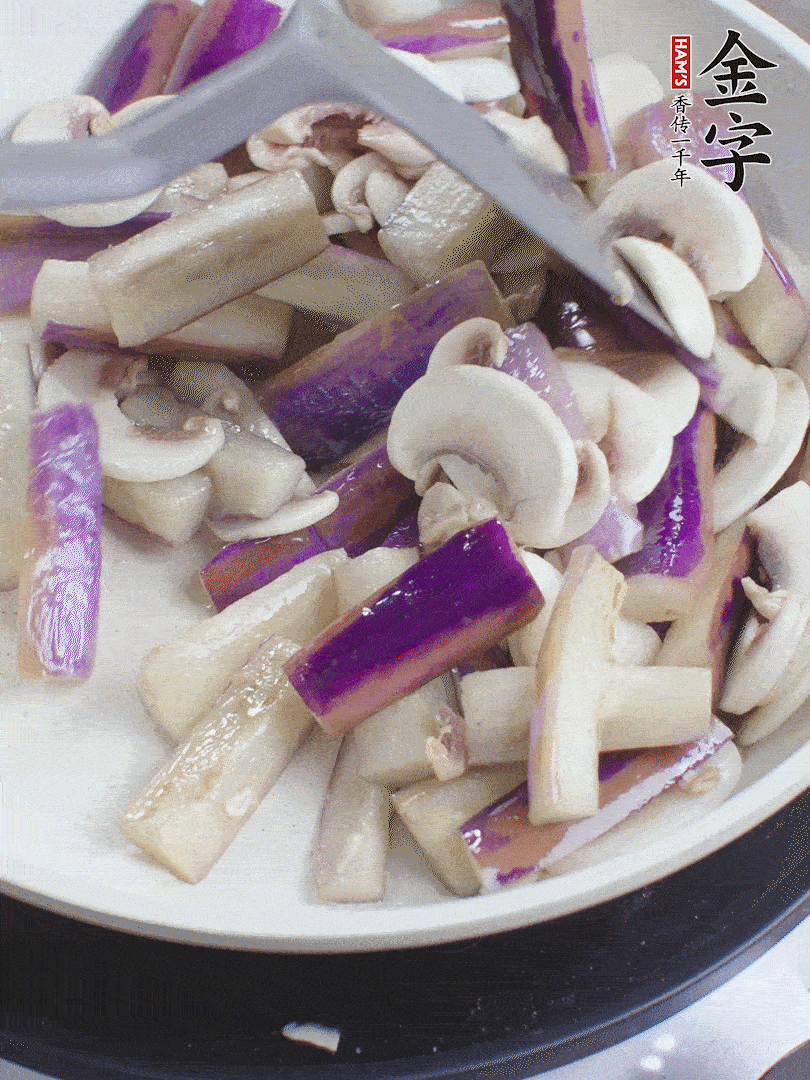 油五成熱，放茄子和口蘑煸至軟縮，取出備用。