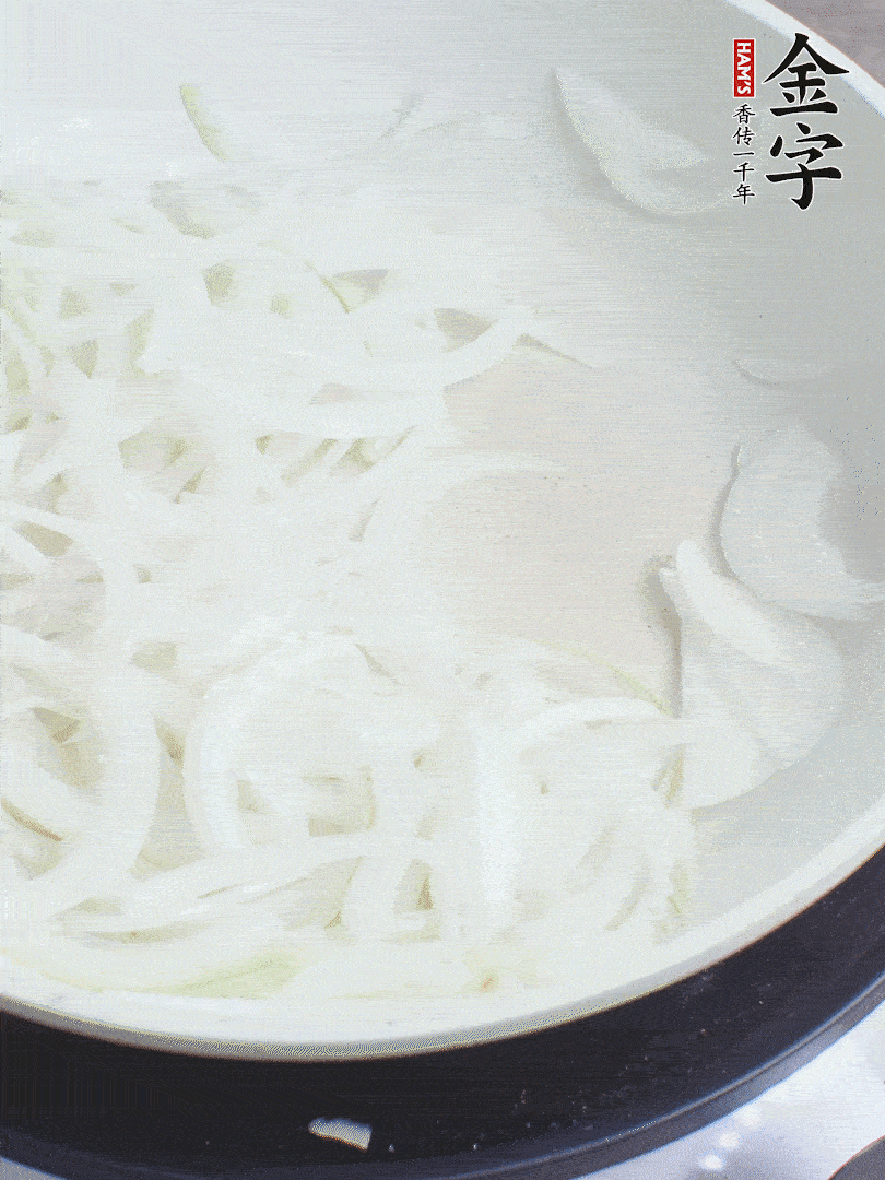 油熱下洋蔥絲、紅椒炒出香味。