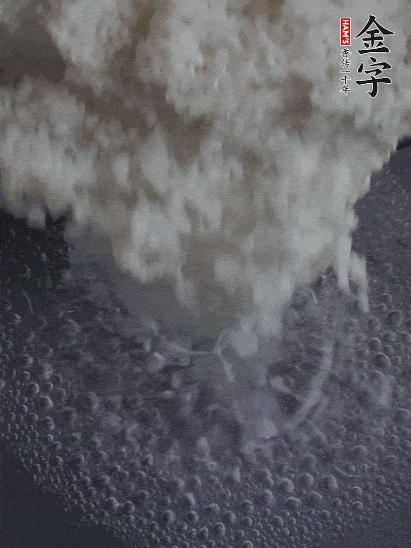 浸泡好的大米，沸水下鍋煮5分鐘，撈出瀝干。