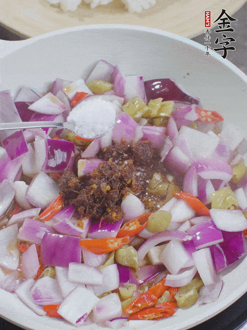 加1大勺金字火腿大師醬、2勺生抽、1勺糖，翻炒。