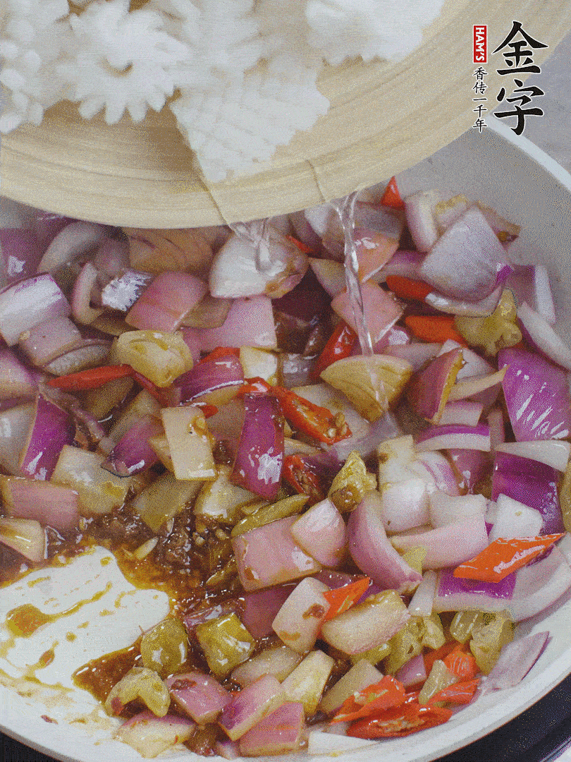 下魷魚花，2勺料酒炒勻。