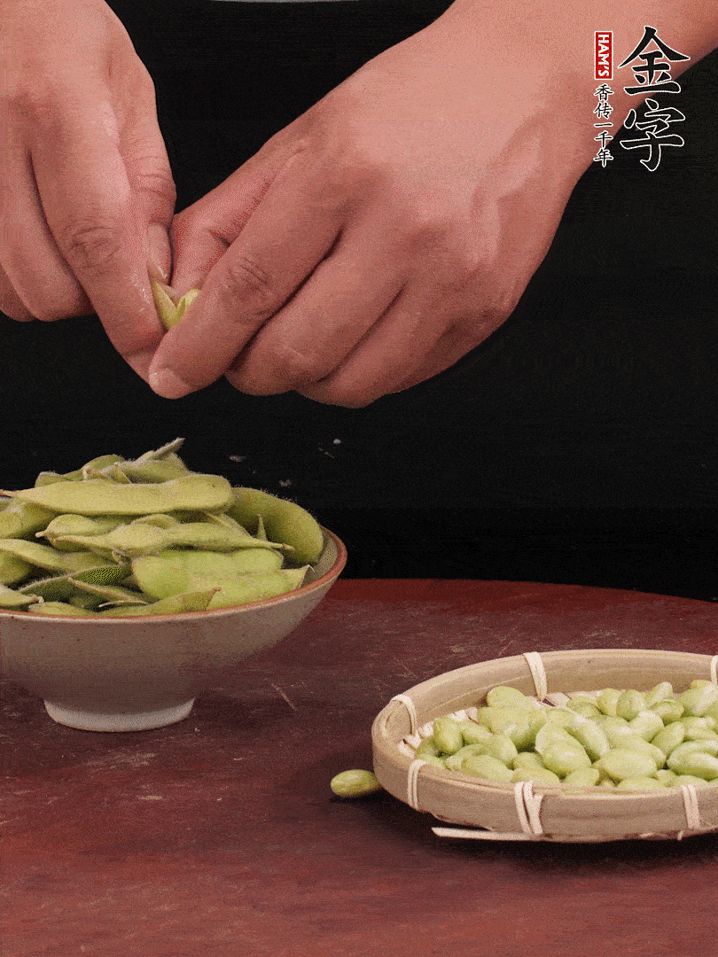 新鮮毛豆剝殼。