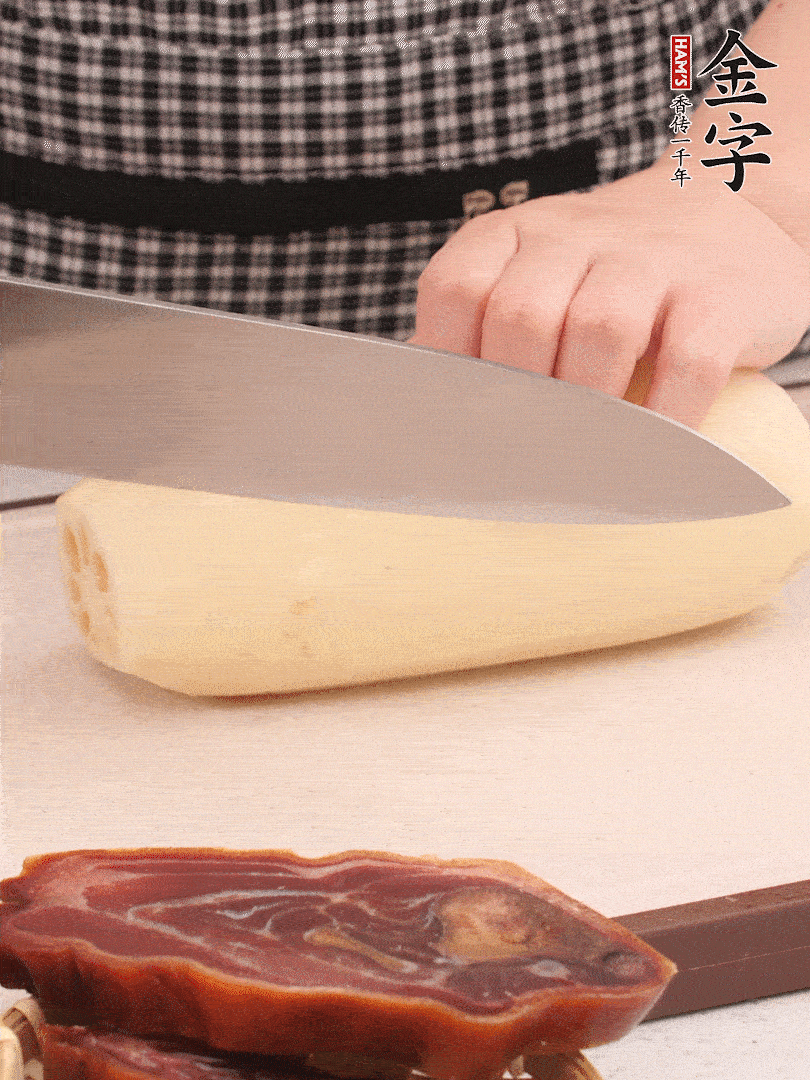 蓮藕削皮切塊。