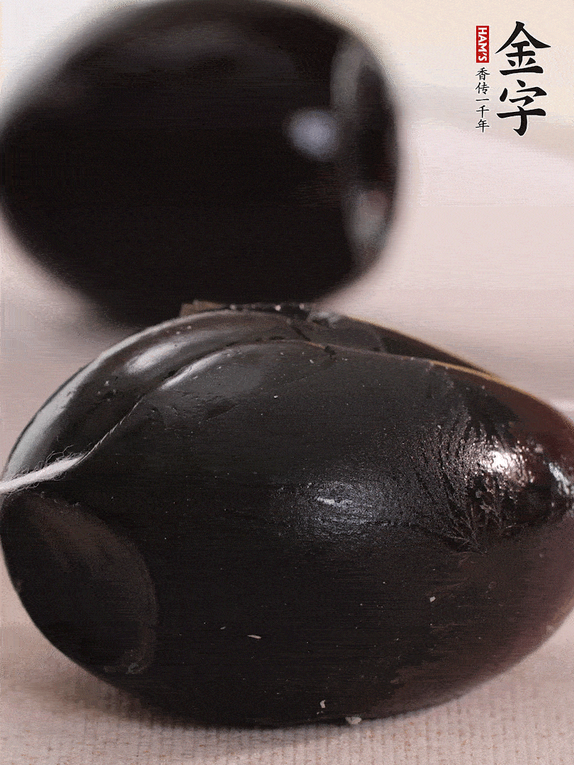 娃娃菜金針菇去跟洗凈，皮蛋改刀。