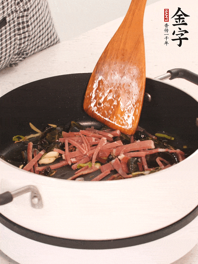 加入火腿煸炒一會，倒入開水燉煮15分鐘。