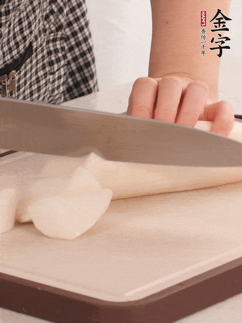 蘿卜切塊，火腿切片。