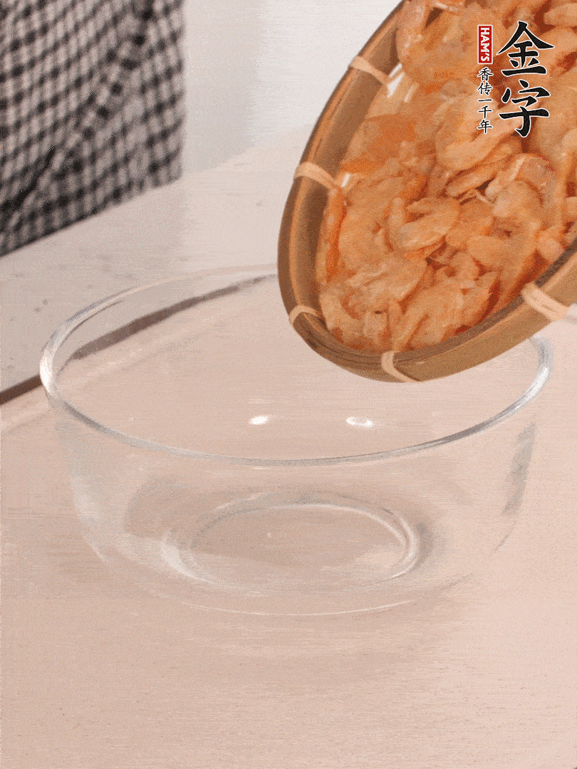 海米提前用溫水浸泡一會(huì)。
