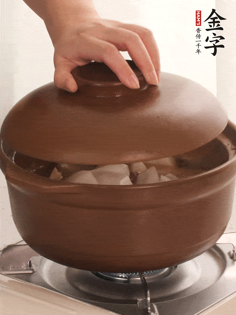 倒沒(méi)過(guò)食材的熱水，大火燒開(kāi)。蓋上蓋子轉(zhuǎn)中小火，燉15-20分鐘。等蘿卜煮到喜歡的軟爛度就可以關(guān)火。