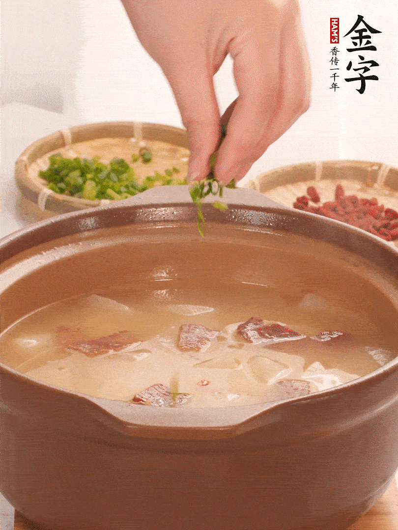 最后點(diǎn)綴點(diǎn)小蔥花、枸杞，增色提味。