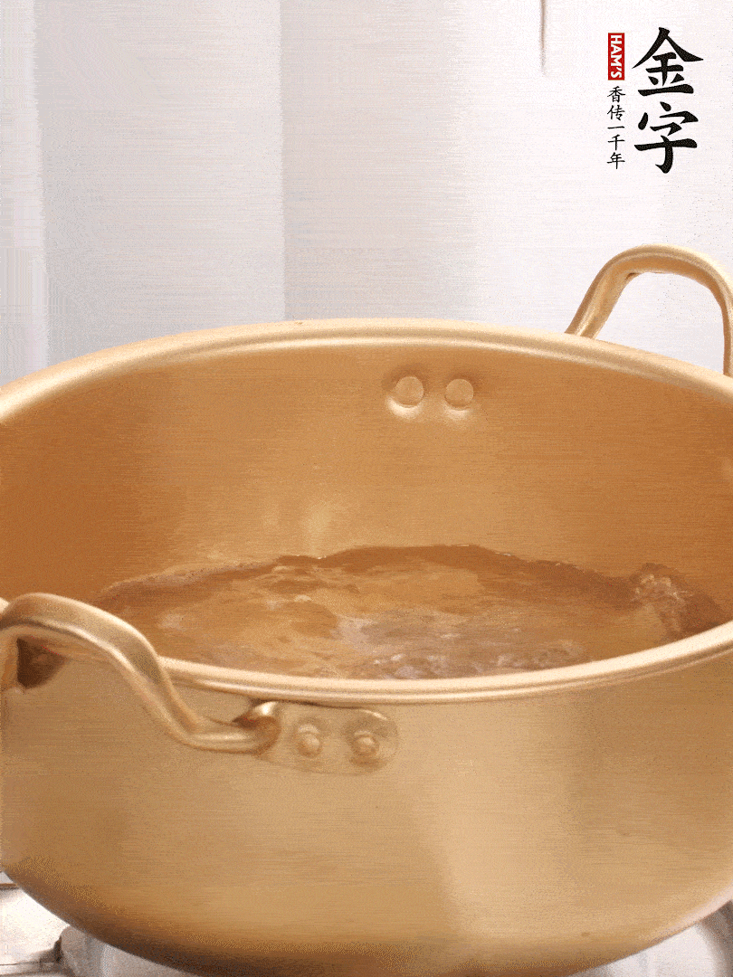 排骨加姜片、料酒，冷水下鍋焯水，撇去浮沫。