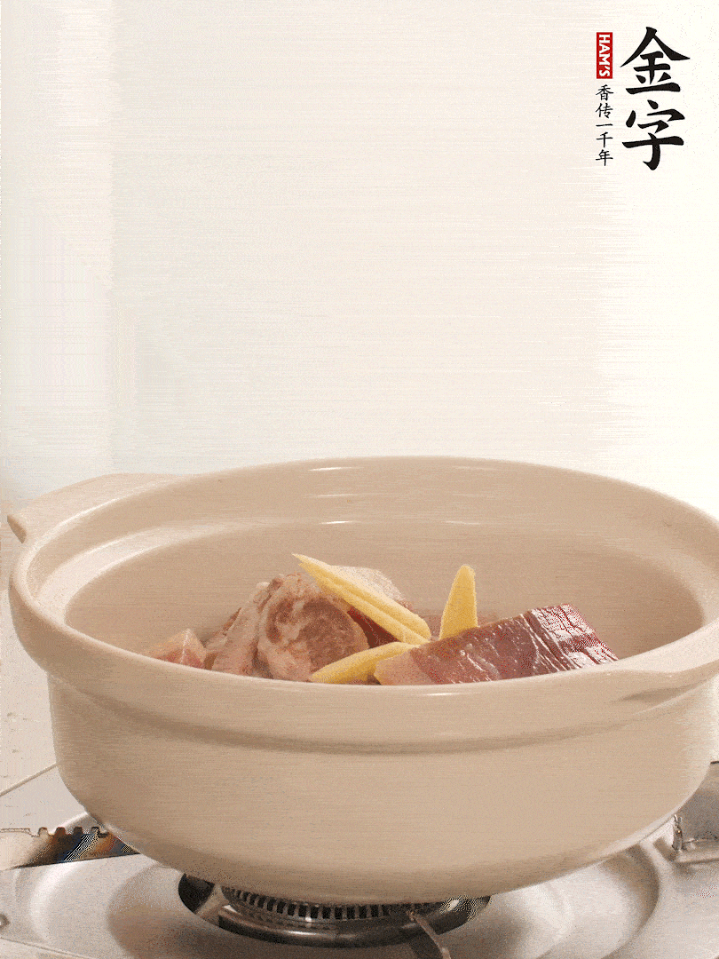 湯鍋放入排骨、火腿、姜，加適量水。煮開(kāi)后轉(zhuǎn)小火燉40分鐘。