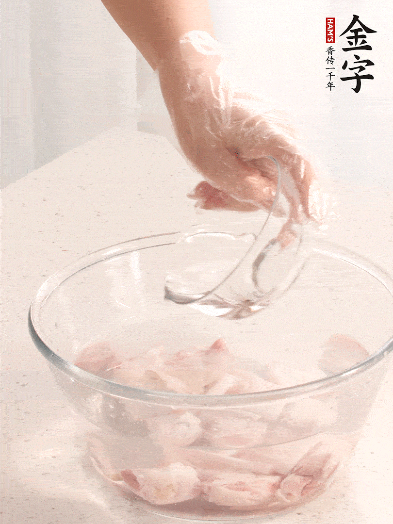 豬蹄除去雜毛、刮去油膩，斬成大塊，冷水浸泡半小時出血水，冷水下鍋，放入姜片、醋去腥，水燒開大約2分鐘，撈出。（白醋能夠讓豬蹄更白凈）