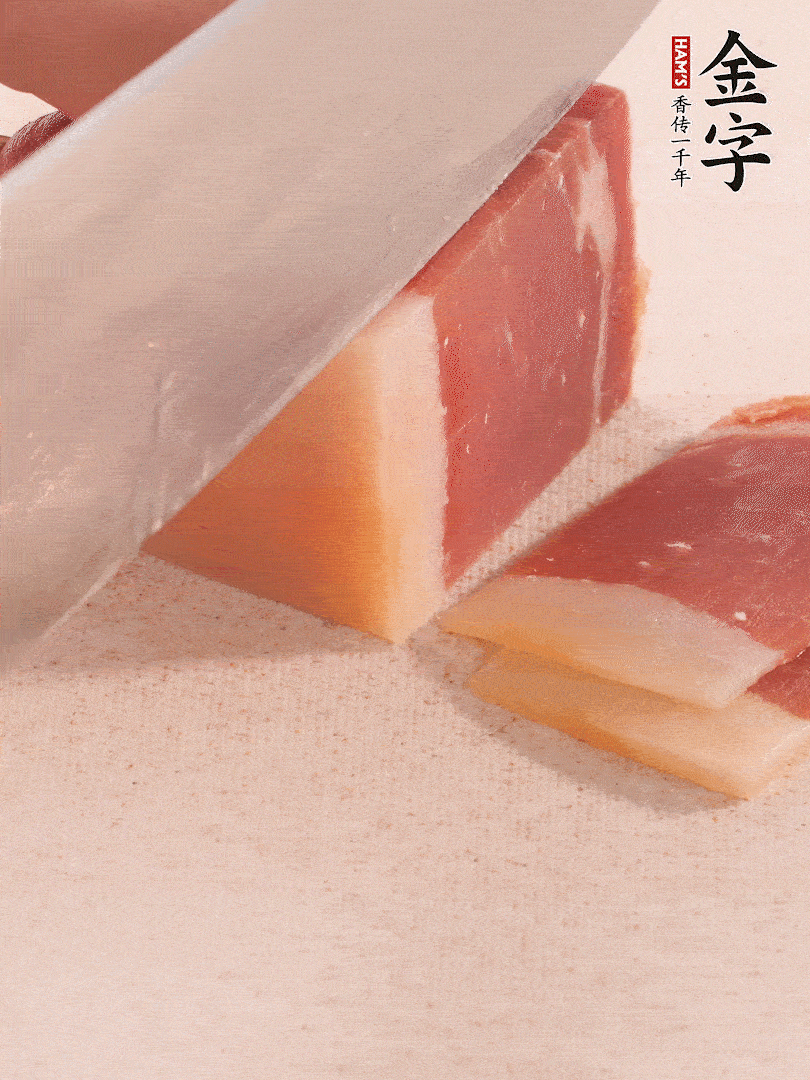 金字火腿切片，溫水浸泡5分鐘。