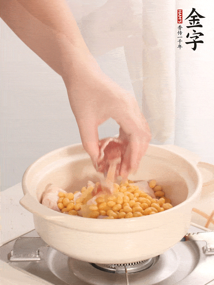 湯鍋放入豬蹄、姜片，加入黃豆、火腿，倒入足量的清水、適量料酒。