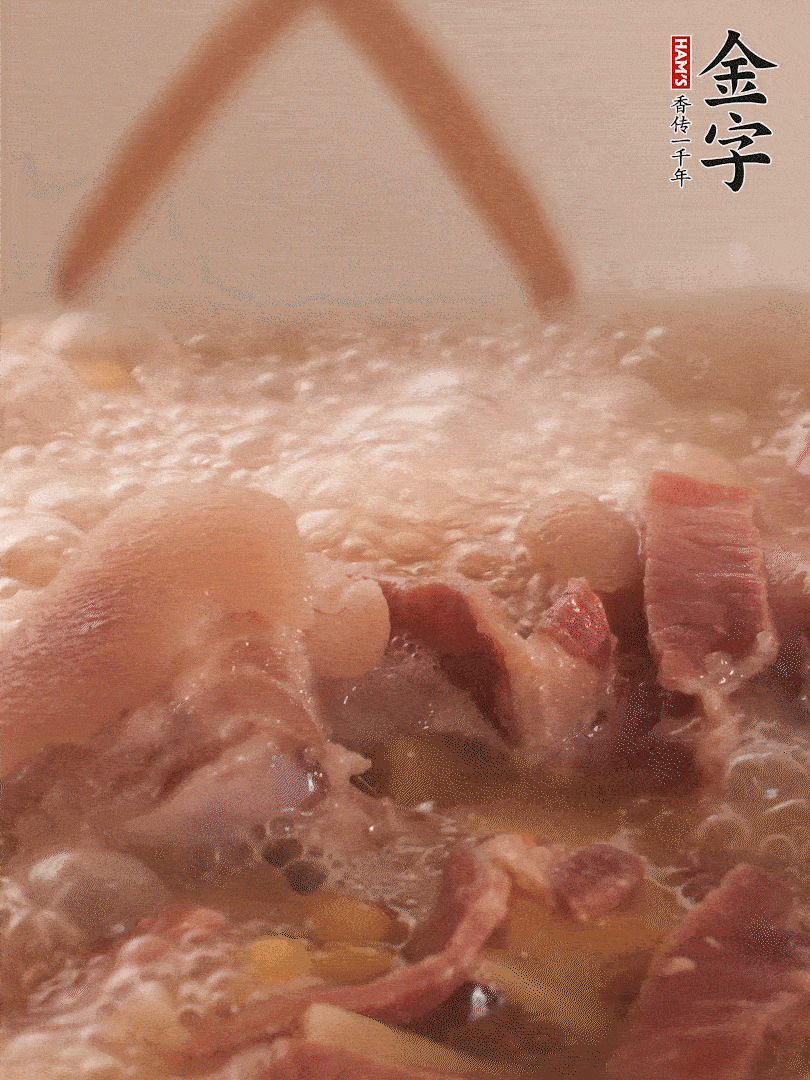 大火將水煮開后，蓋上鍋蓋，轉小火慢燉1個半小時。