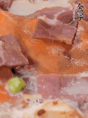 放適量料酒、清水煮到沸騰，再下蟹塊燜煮8分鐘。